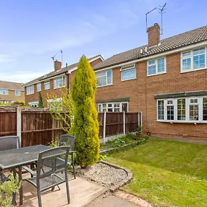 Villa Bright & Spacious With Garden & Parking, Nottingham